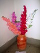 Váza plná gladiol z papiera